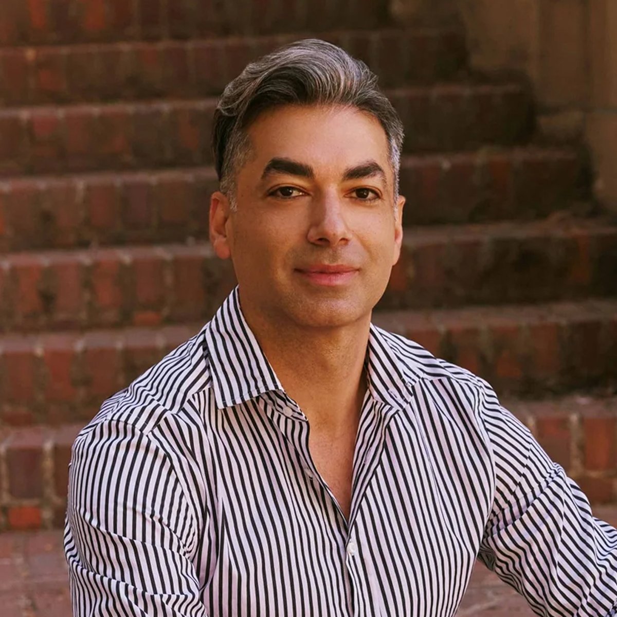 Dr. Nima Alamdari headshot.